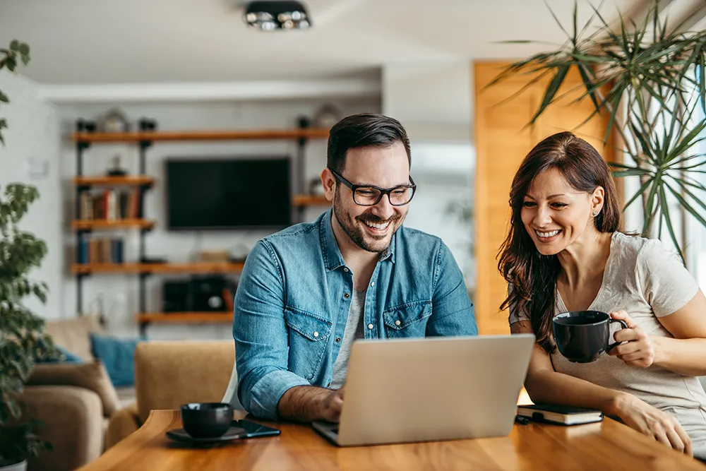 pareja-frente-a-laptop.webp